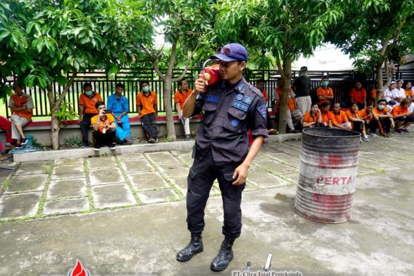 Latihan Pemadam Kebakaran RSU Griya Mahardika