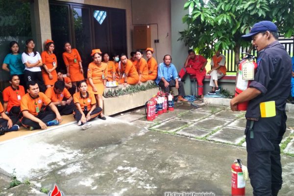 Latihan Pemadam Kebakaran RSU Griya Mahardika