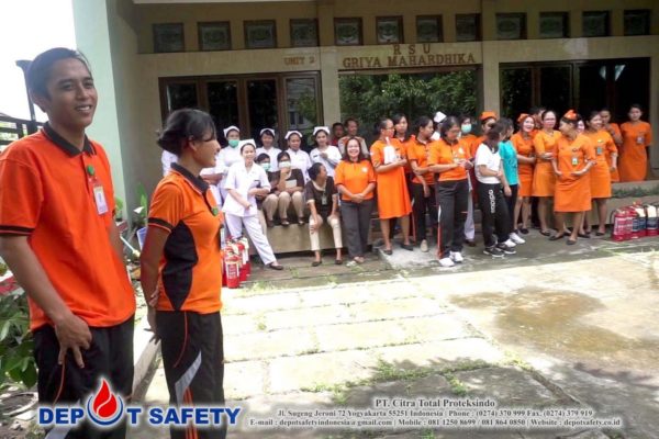 Latihan Pemadam Kebakaran RSU Griya Mahardika