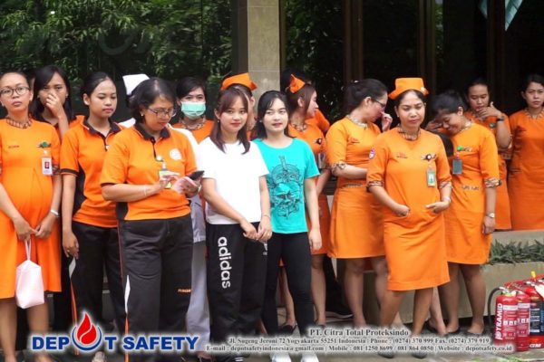 Latihan Pemadam Kebakaran RSU Griya Mahardika
