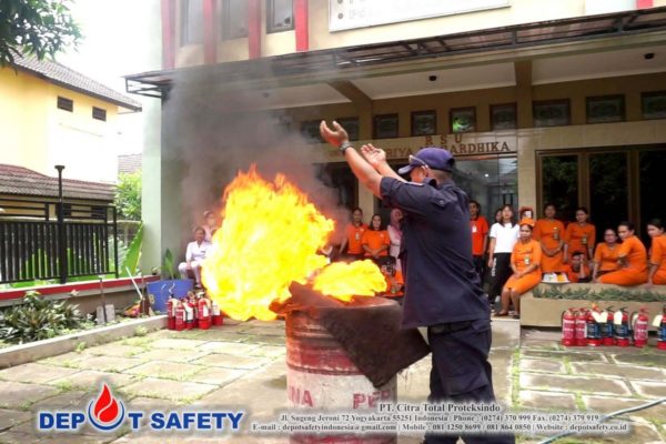 Latihan Pemadam Kebakaran RSU Griya Mahardika