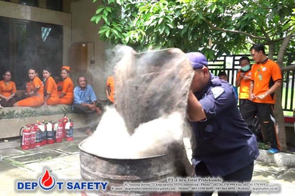 Latihan Pemadam Kebakaran RSU Griya Mahardika