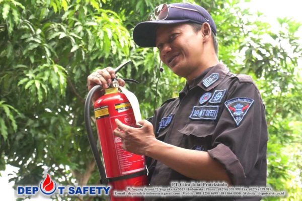Latihan Pemadam Kebakaran RSU Griya Mahardika