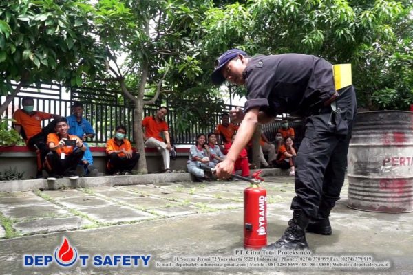Latihan Pemadam Kebakaran RSU Griya Mahardika