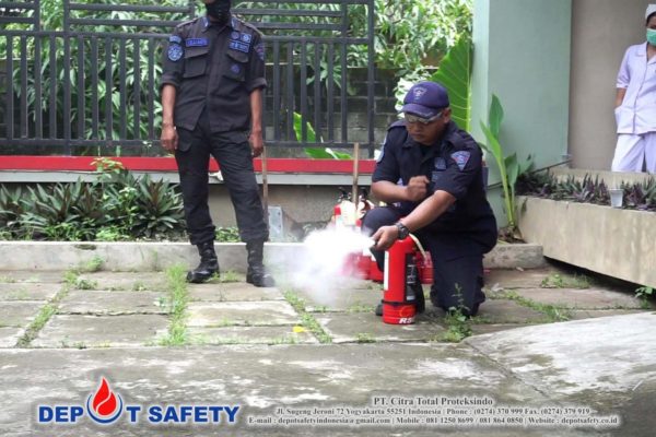Latihan Pemadam Kebakaran RSU Griya Mahardika