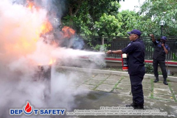 Latihan Pemadam Kebakaran RSU Griya Mahardika