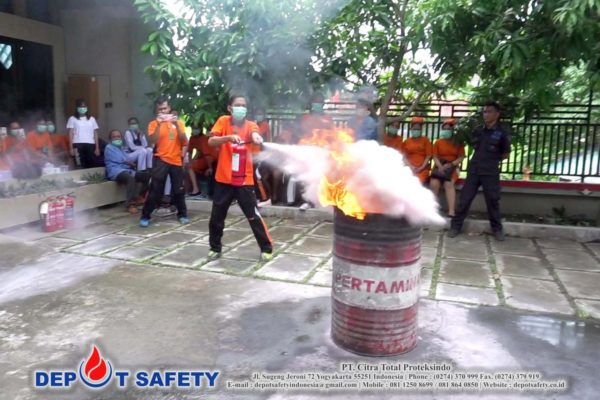 Latihan Pemadam Kebakaran RSU Griya Mahardika