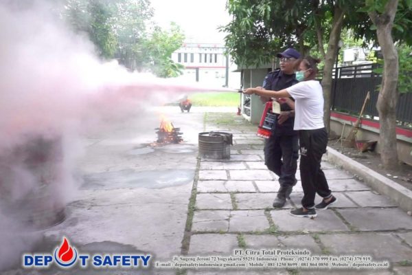 Latihan Pemadam Kebakaran RSU Griya Mahardika