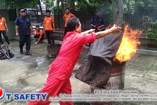 Latihan Pemadam Kebakaran RSU Griya Mahardika