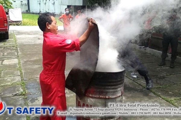Latihan Pemadam Kebakaran RSU Griya Mahardika