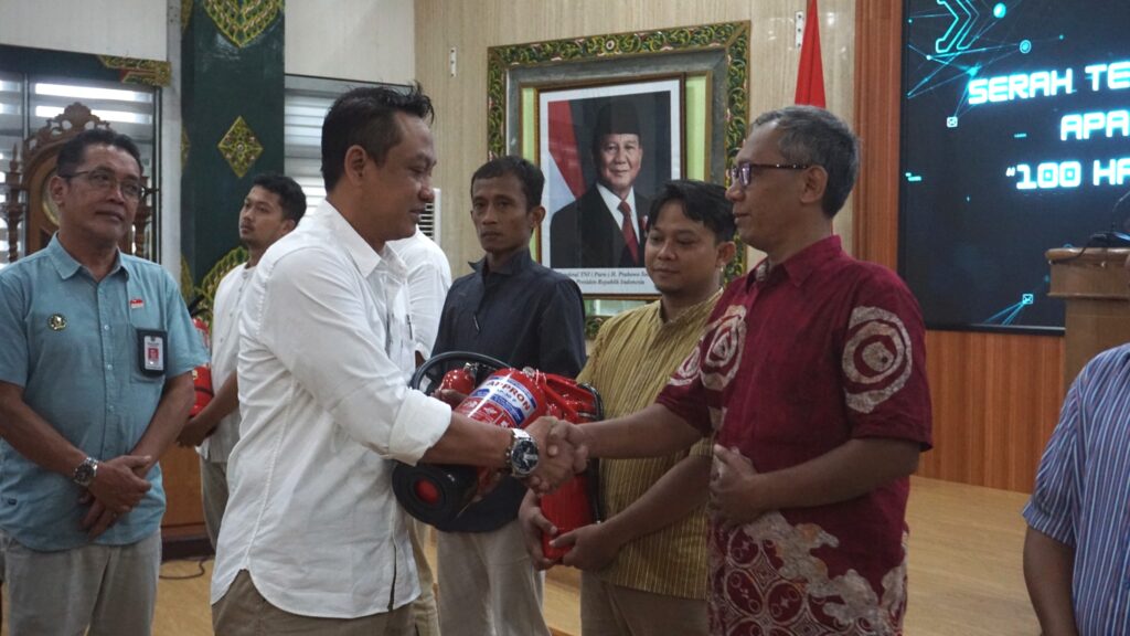 Serah Terima CSR Hibah APAR, Program 100 Hari 100 APAR Depot Safety Hibahkan Alat Pemadam Api Ringan